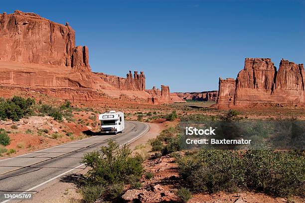 Photo libre de droit de Virée En Voiture Dans Le Parc National De Campingcars banque d'images et plus d'images libres de droit de Camping-car