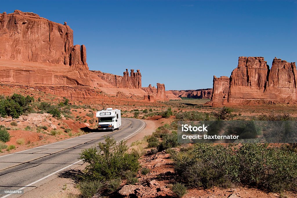 RV guida attraverso National Park - Foto stock royalty-free di Camper