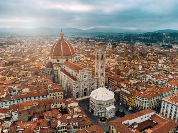 вид с воздуха на площадь пьяцца дель дуомо во флоренции, италия - renaissance florence italy piazza duomo italy стоковые фото и изображения