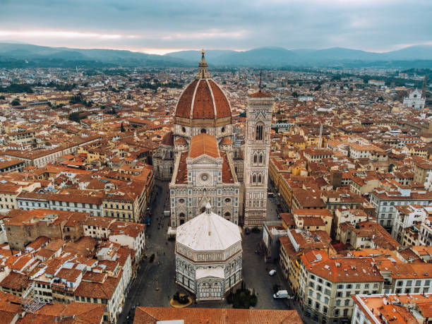 вид с воздуха на площадь пьяцца дель дуомо во флоренции, италия - renaissance florence italy piazza duomo italy стоковые фото и изображения