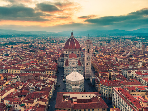 Vista aérea de la Piazza del Duomo en Florencia, Italia photo