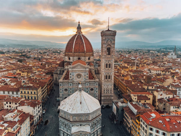 vista aerea di piazza del duomo a firenze, italia - renaissance florence italy piazza duomo italy foto e immagini stock