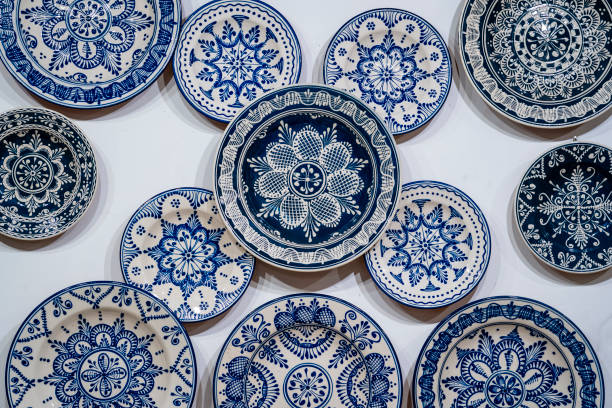 tradycyjna węgierska porcelana wykonana ręcznie w niebieskiej farbie na białej ścianie na targu ulicznym, wieś holloko, węgry - plate blue dishware white zdjęcia i obrazy z banku zdjęć