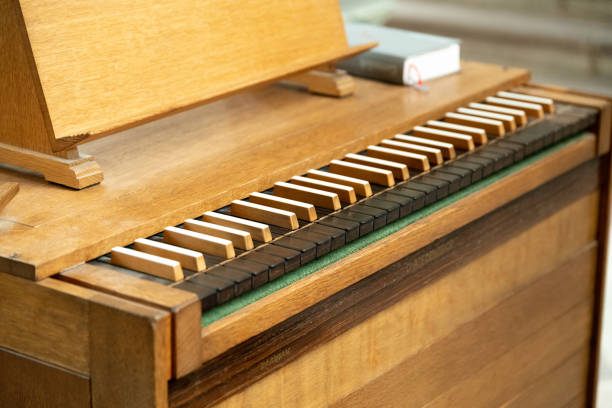 orgel mit schwarzen tasten - piano pedal stock-fotos und bilder
