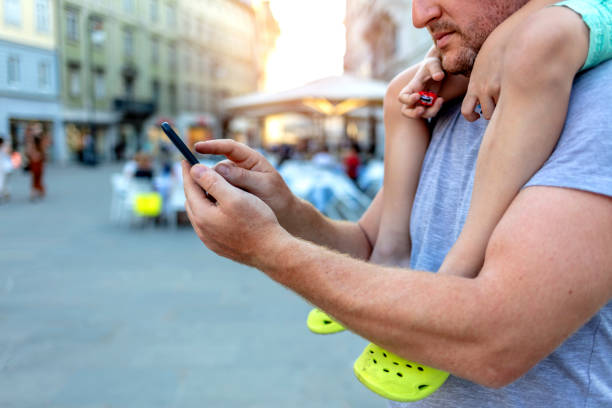 męskie ręce piszące na smartfonie. - human hand holding iphone iphone 5 zdjęcia i obrazy z banku zdjęć