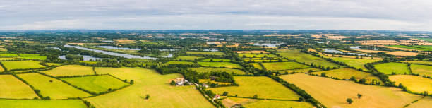 panorama aéreo sobre campos de lagos fazendas pastar aldeias de casas rurais - welsh culture wales field hedge - fotografias e filmes do acervo