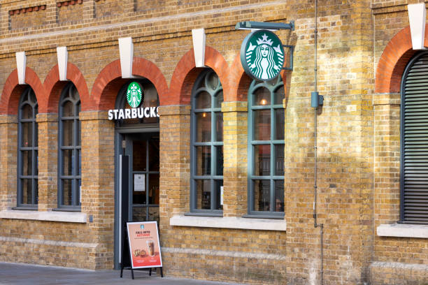 런던의 스타벅스, 잉글랜드 - starbucks commercial sign store coffee 뉴스 사진 이미지