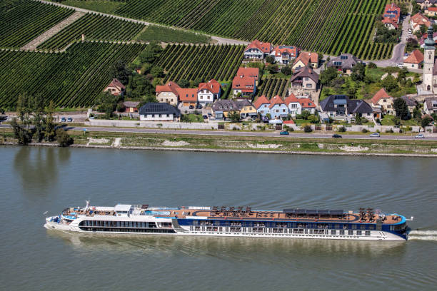 bateau touristique sur le danube contre le village de durnstein dans la vallée de la wachau, site du patrimoine mondial de l’unesco en basse-autriche, autriche - danube valley danube river vineyard austria photos et images de collection