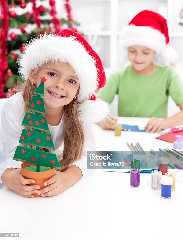 Enfants faire des décorations de Noël et cartes postales - Photo de Enfant libre de droits
