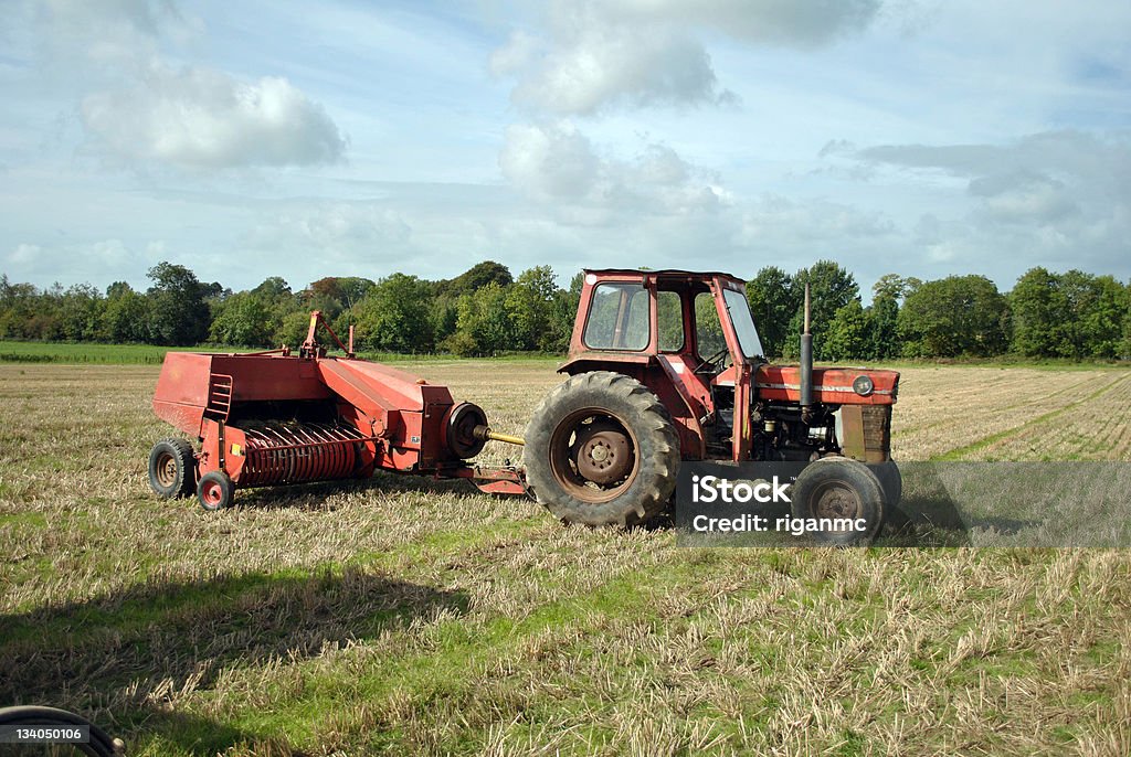 Velho trator vermelho - Foto de stock de Agricultura royalty-free