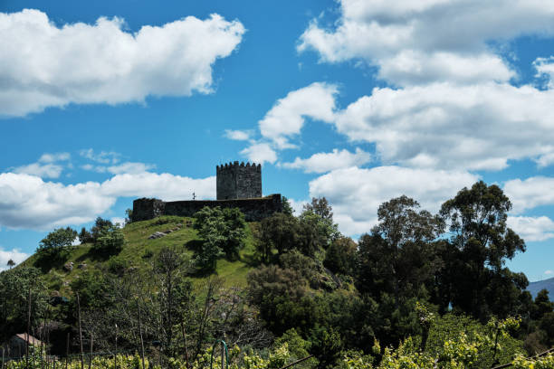 Horizontal photo of the castle of Celorico de Bastos Celorico De Bastos, Portugal; 23th May 2021: Horizontal photo of the castle of Celorico de Bastos ruína antiga stock pictures, royalty-free photos & images