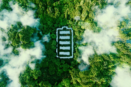 Concepto que representa nuevas posibilidades para el desarrollo de tecnologías de baterías ecológicas y almacenamiento de energía verde en forma de estanque en forma de batería ubicado en un exuberante bosque. Renderizado 3d. photo