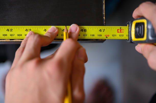 misurazione con nastro di misurazione - metric system foto e immagini stock