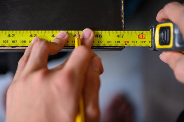 taking measurement with measuring tape - tape measure ruler measuring instrument of measurement imagens e fotografias de stock