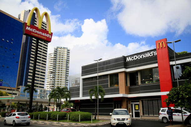 mcdonald's store w mieście salvador"n - starbucks drive through coffee store zdjęcia i obrazy z banku zdjęć