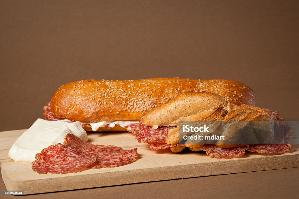 Сэндвич wit итальянская салями и свежий сыр - Стоковые фото Багет роялти-фри