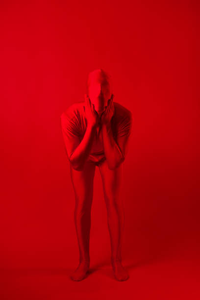 pazzo uomo rosso su uno sfondo rosso. figura in un body che copre tutto il corpo - outcry foto e immagini stock
