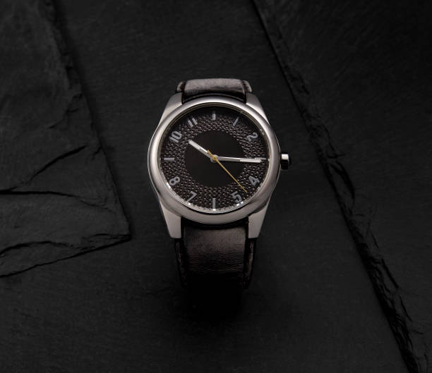 orologio da polso con cinturino in pelle e su sfondo nero - watch strap foto e immagini stock