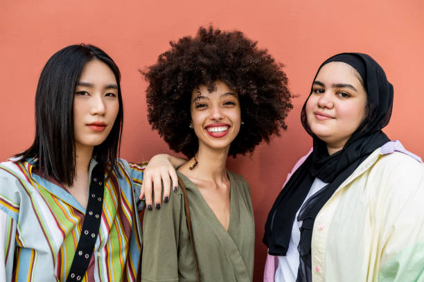 portrait de trois belles femmes - vêtement modeste photos et images de collection