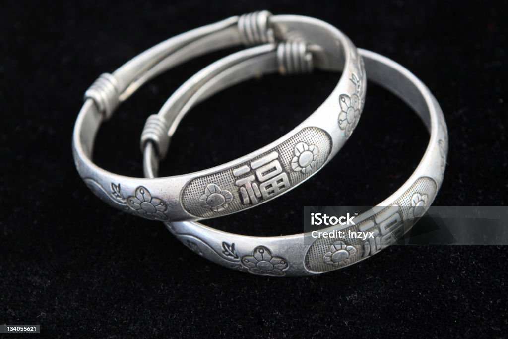 Bracciale in argento - Foto stock royalty-free di Accessorio personale