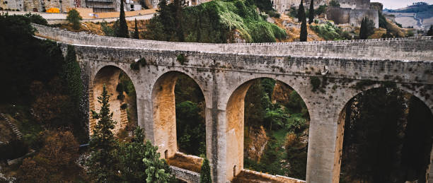 gravina di puglia "no time to die" filmbrücke - image title stock-fotos und bilder