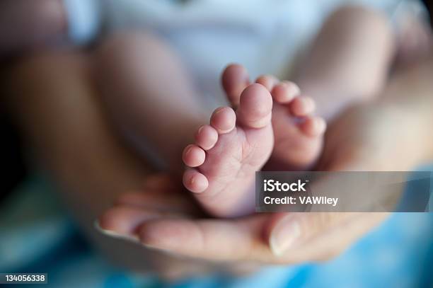 Foto de Mãos E Pés e mais fotos de stock de Bebê - Bebê, Pé humano, Recém-nascido