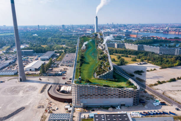 planta de energía de conversión de residuos en energía en copenhague con la zona de esquí en el techo - amager fotografías e imágenes de stock