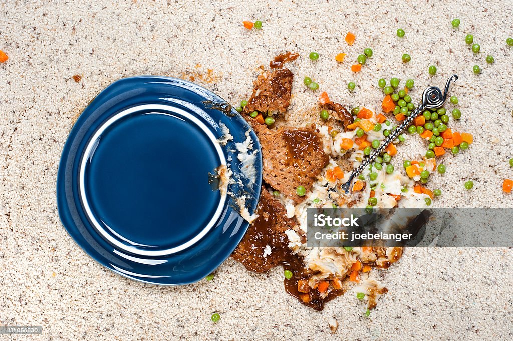 Vertido en placa de los alimentos sobre la alfombra - Foto de stock de Alimento libre de derechos