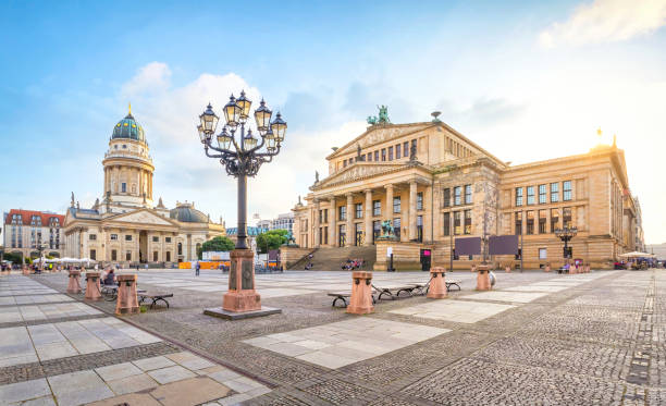 plac gendarmenmarkt w berlinie - berlin germany gendarmenmarkt schauspielhaus germany zdjęcia i obrazy z banku zdjęć