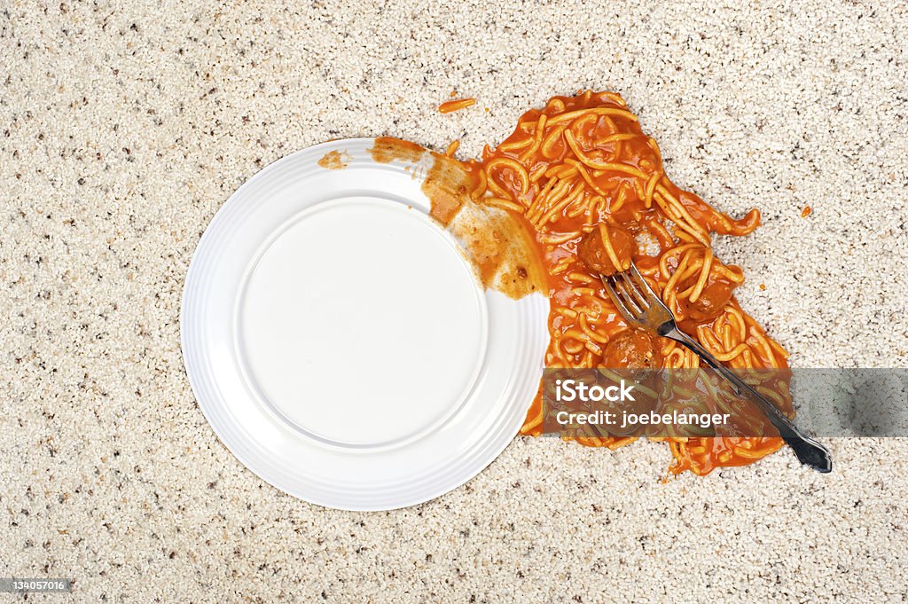 Disminuyó placa de spaghetti on carpet - Foto de stock de Alimento libre de derechos