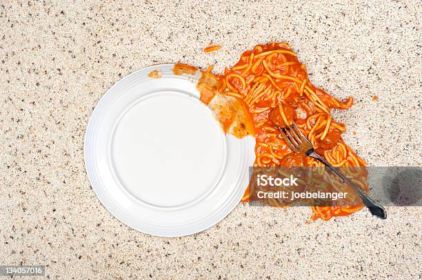 Disminuyó Placa De Spaghetti On Carpet Foto de stock y más banco de imágenes de Alimento - Alimento, Suelo, Derramar - Actividad