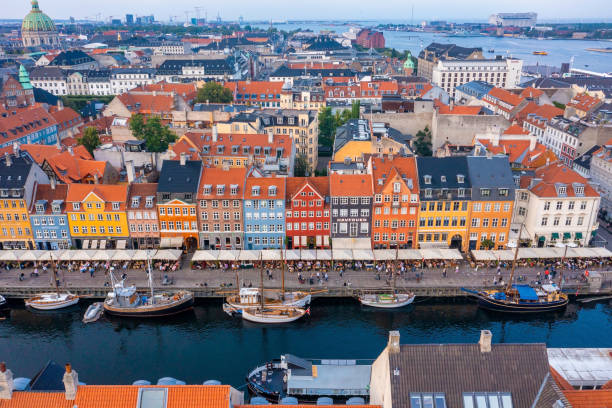덴마크 코펜하겐에서 다채로운 건물과 보트가있는 유명한 nyhavn 부두. - denmark built structure copenhagen architecture 뉴스 사진 이미지