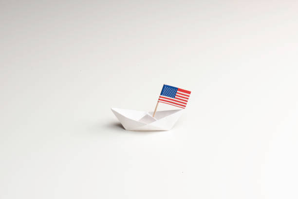 drapeau américain avec bateau en papier - nautical vessel isolated toy boat wood photos et images de collection