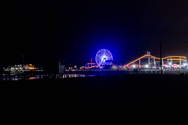 пирс санта-моники ночью - santa monica pier santa monica beach night amusement park стоковые фото и изображения