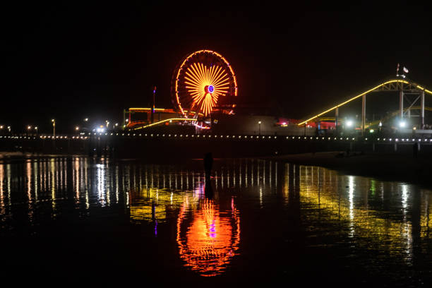 santa monica pier at night - santa monica pier santa monica beach night amusement park imagens e fotografias de stock