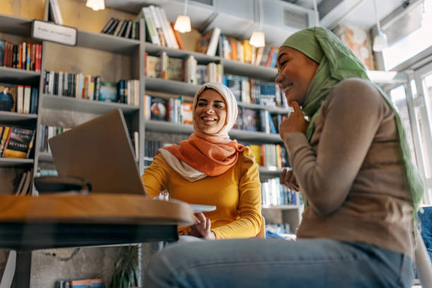 modern muslim women in a library - 2547 imagens e fotografias de stock