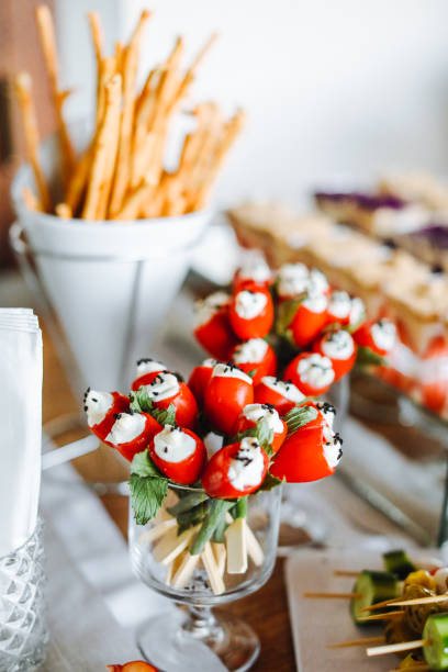 canapes pour la fête - sandwich delicatessen beef roast beef photos et images de collection