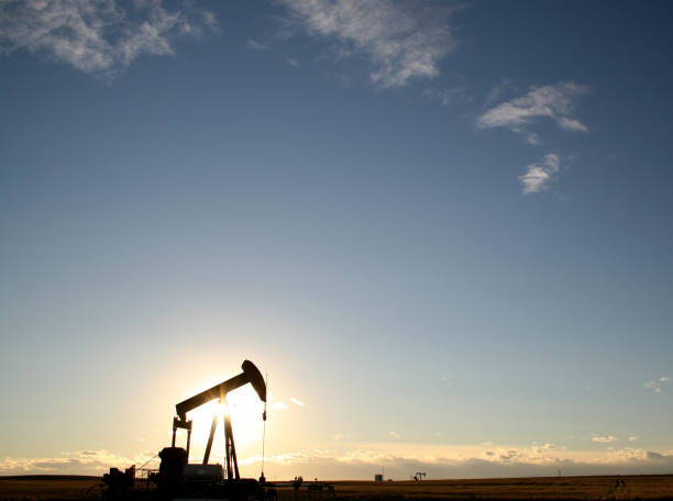 plateforme pétrolière offshore pumpjack sur la prairie canada - oil pump flash photos et images de collection