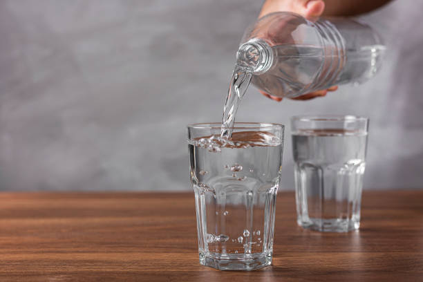 szklanka świeżej wody na stole. - water bottle purified water water drink zdjęcia i obrazy z banku zdjęć