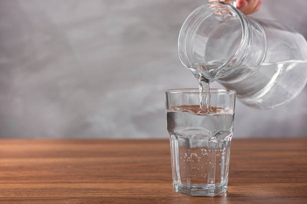 copo de água doce na mesa. - water bottle purified water water drink - fotografias e filmes do acervo