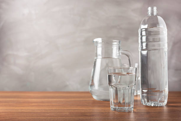 copo de água doce na mesa. - water bottle purified water water drink - fotografias e filmes do acervo