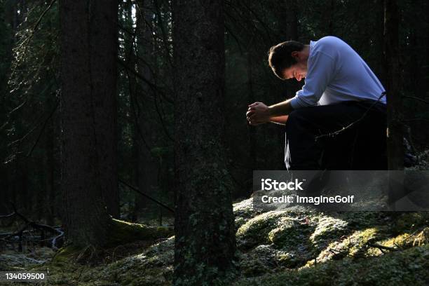 Hombre Medida En El Bosque Foto de stock y más banco de imágenes de Rezar - Rezar, Naturaleza, Los siete pecados capitales