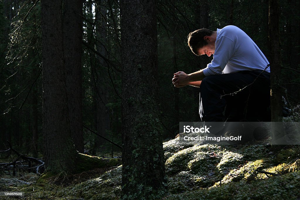 Człowiek Modlić się w lesie - Zbiór zdjęć royalty-free (Modlić się)