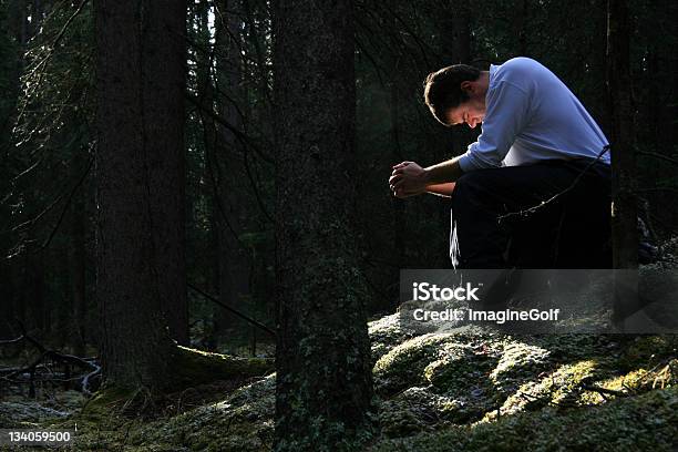 Człowiek Modlić Się W Lesie - zdjęcia stockowe i więcej obrazów Modlić się - Modlić się, Natura, Siedem grzechów głównych