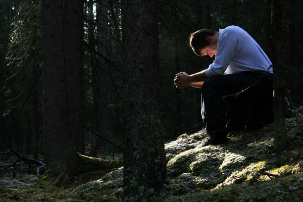 homem reza na floresta - praying men god kneeling - fotografias e filmes do acervo