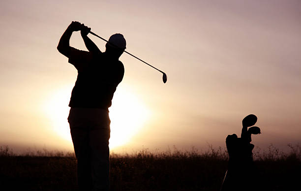 silhueta de jogador de golfe sênior - golf golf course swinging isolated - fotografias e filmes do acervo