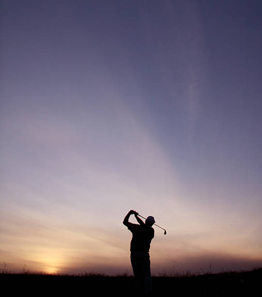 silhueta de jogador de golfe sênior simples - golf golf course swinging isolated - fotografias e filmes do acervo