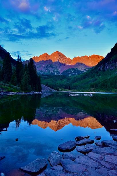 maroon bells lever de soleil - aspen colorado photos et images de collection