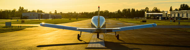 kleines flugzeug bereit zum abheben bei sonnenaufgang. - small airplane air vehicle propeller stock-fotos und bilder