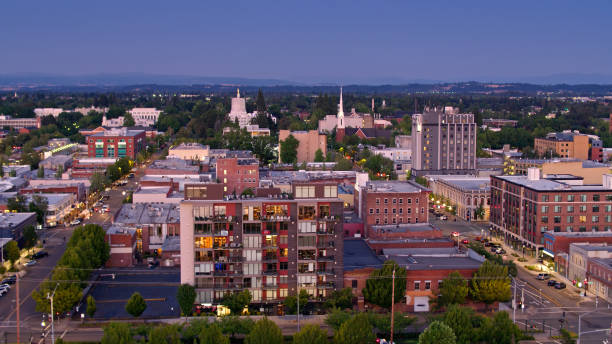 istock Downtown Salem from Willamette River to Oregon State Capitol 1340606076